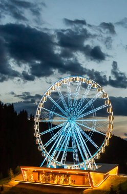 Akşamları dönme dolap aydınlanır..