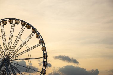 Akşamları dönme dolap aydınlanır..