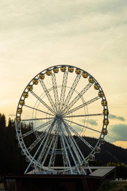 Akşamları dönme dolap aydınlanır..