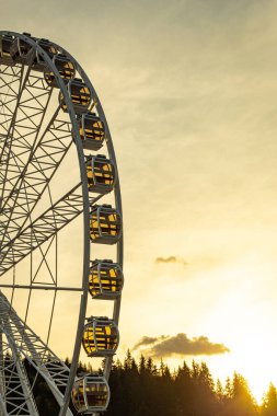 Akşamları dönme dolap aydınlanır..