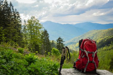 Sırt çantasıyla dağlarda yürüyüş.