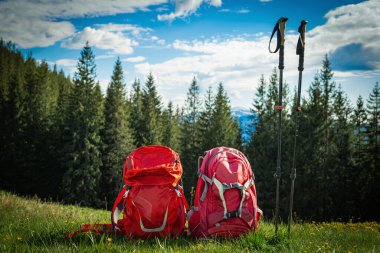 Sırt çantasıyla dağlarda yürüyüş.