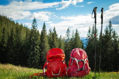 Sırt çantasıyla dağlarda yürüyüş.