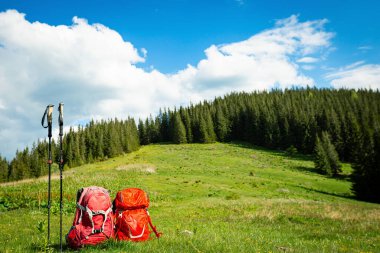 Sırt çantasıyla dağlarda yürüyüş.