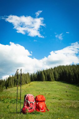 Sırt çantasıyla dağlarda yürüyüş.