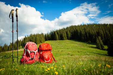 Sırt çantasıyla dağlarda yürüyüş.