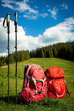 Sırt çantasıyla dağlarda yürüyüş.