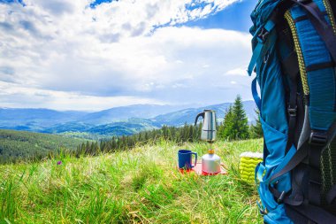 Sırt çantasıyla dağlarda yürüyüş.