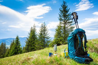 Sırt çantasıyla dağlarda yürüyüş.
