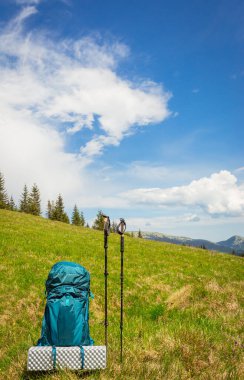 Sırt çantasıyla dağlarda yürüyüş.
