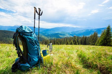 Sırt çantasıyla dağlarda yürüyüş.