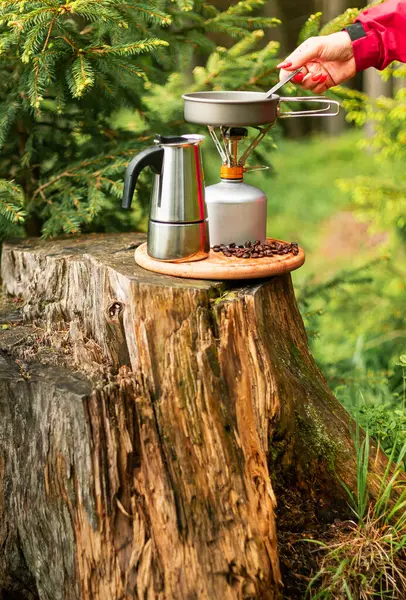 Kahve yapmak için bir cihaz - gaz ocağında bir moka demliği.