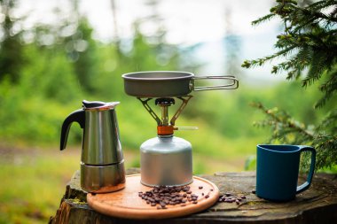 Kahve yapmak için bir cihaz - gaz ocağında bir moka demliği.