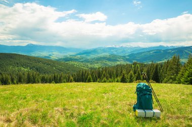 Sırt çantasıyla dağlarda yürüyüş.