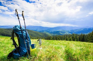 Sırt çantasıyla dağlarda yürüyüş.