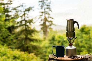 Kahve yapmak için bir cihaz - gaz ocağında bir moka demliği.