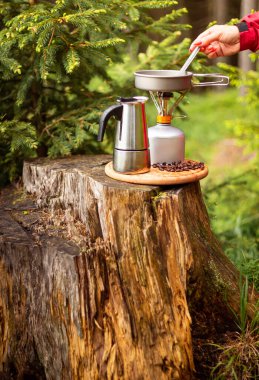 Kahve yapmak için bir cihaz - gaz ocağında bir moka demliği.