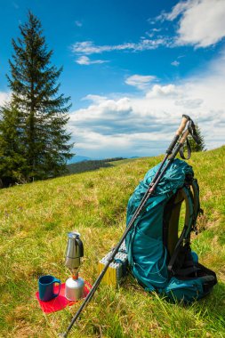 Sırt çantasıyla dağlarda yürüyüş.