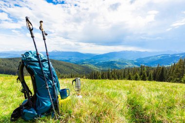 Sırt çantasıyla dağlarda yürüyüş.