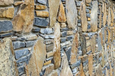 Gün ışığında taş duvar dokusu. Sancak arkaplanı, arkaplan veya doku .