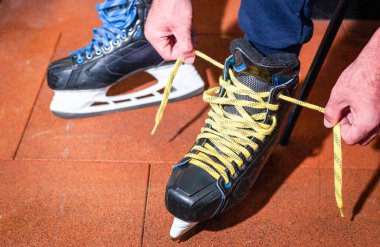 Antrenman ve halk pateni için buz pateni kiralama.