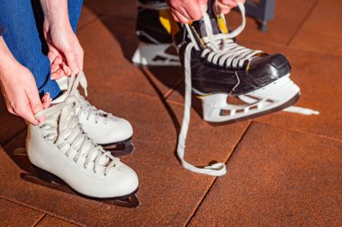 Antrenman ve halk pateni için buz pateni kiralama.
