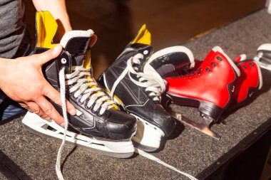 Antrenman ve halk pateni için buz pateni kiralama.