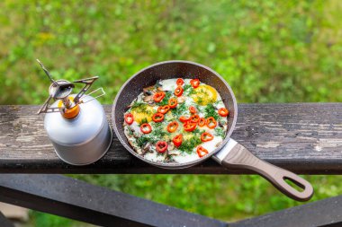 Kızartma tavasında sebzeli yumurta pişirmek.