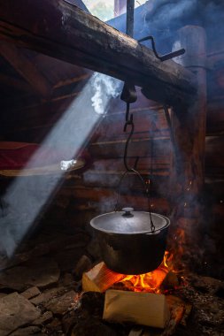 Peynirin açık ateşte piştiği büyük bir fıçı.. 