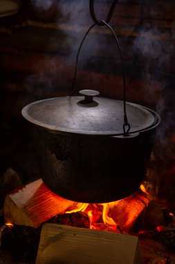 Peynirin açık ateşte piştiği büyük bir fıçı.. 