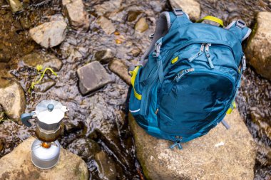 Sırt çantasıyla dağlarda yürüyüş.