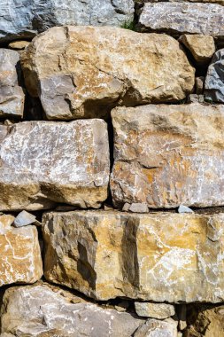Gündüz taş duvar çiti. Sancak arkaplanı, arkaplan veya doku.