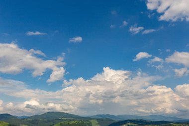 Dağların en güzel manzarası, güneşli bir günde bulutlu gökyüzü..