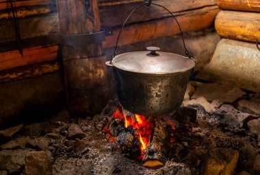 Peynirin açık ateşte piştiği büyük bir fıçı.. 