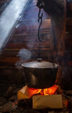 Peynirin açık ateşte piştiği büyük bir fıçı.. 