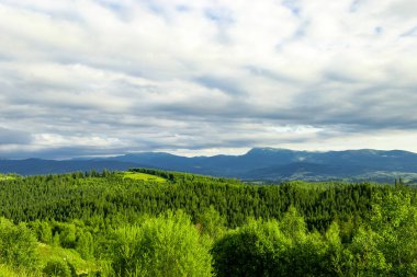 Dağların en güzel manzarası, güneşli bir günde bulutlu gökyüzü..