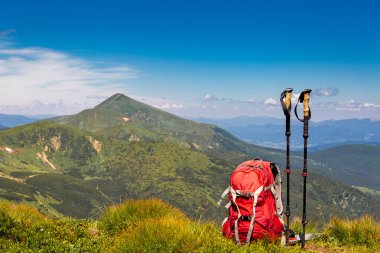Dağ tepelerinin resimli manzarası, sırt çantalı seyahat.