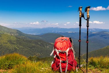 Dağ tepelerinin resimli manzarası, sırt çantalı seyahat.
