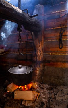 Peynirin açık ateşte piştiği büyük bir fıçı.. 