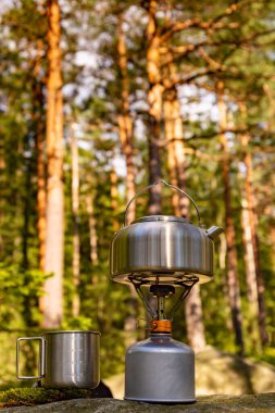 Dağlarda bir yürüyüş sırasında ateşte çaydanlık..