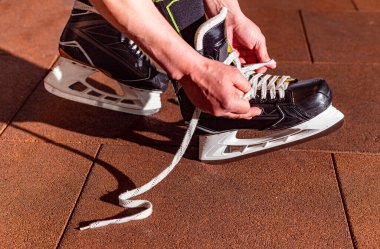 Antrenman ve halk pateni için buz pateni kiralama.