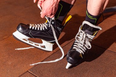 Antrenman ve halk pateni için buz pateni kiralama.