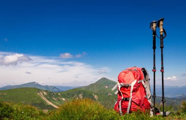 Dağ tepelerinin resimli manzarası, sırt çantalı seyahat.