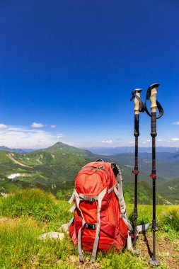 Dağ tepelerinin resimli manzarası, sırt çantalı seyahat.