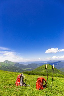 Dağ tepelerinin resimli manzarası, sırt çantalı seyahat.