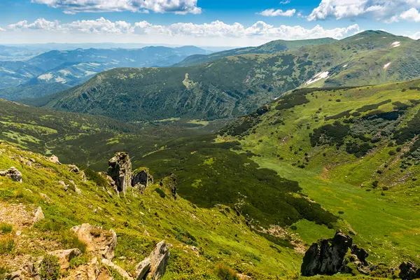 Arka planda zirveleri, güneşli bir günde bulutları olan en güzel manzara..