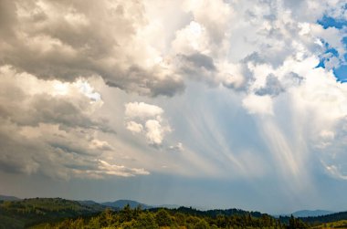 Bir yaz günü bulutlarla dağların güzel manzarası.