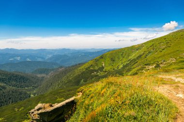Arka planda zirveleri, güneşli bir günde bulutları olan en güzel manzara..