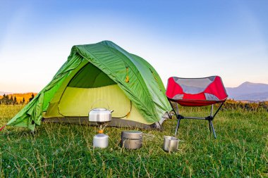  Yazın kamp yapmak ve dağlarda yürüyüş yapmak için gerekli malzemeler..