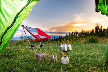  Yazın kamp yapmak ve dağlarda yürüyüş yapmak için gerekli malzemeler..